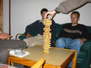 Das Rekordspiel: Daniel legt den zweiten Stein auf Ebene 30 des Jenga-Turms   
